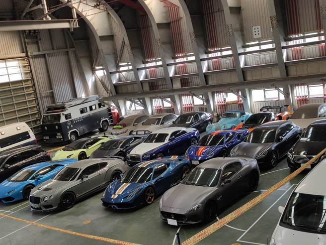 专案小组负责联络超跑公司的专业人士，将庄名下的13辆豪华房车，全运载回警局扣押 。（张妍溱摄）