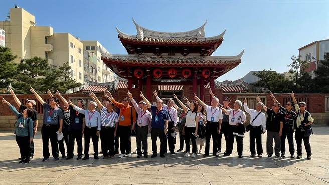 台湾国际邮轮协会成员前来彰化踩线，深入彰化人文、自然风情，拜访国定古蹟龙山寺，直呼彰化好精彩。（吴敏菁摄）