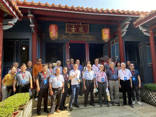 台湾国际邮轮协会成员前来彰化踩线，深入彰化人文、自然风情，拜访国定古蹟龙山寺，直呼彰化好精彩。（吴敏菁摄）