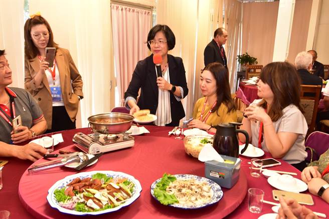 台湾国际邮轮协会成员前来彰化踩线，深入彰化人文、自然风情，拜访国定古蹟龙山寺，直呼彰化好精彩，县长王惠美也招待彰化小吃宴。（吴敏菁摄）