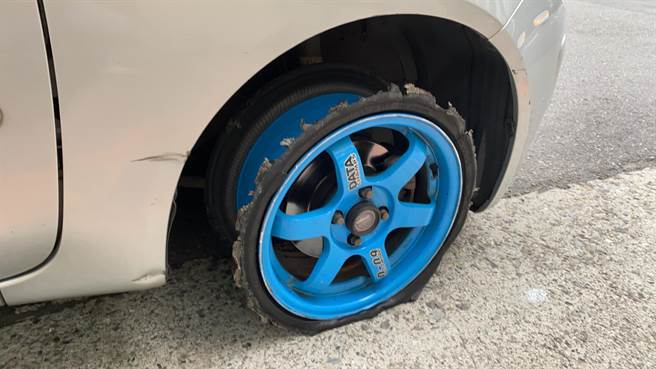 车子爆胎还开上高速公路 「轮框黏皮」网全吓傻（图／翻摄自脸书《爆废1公社》）