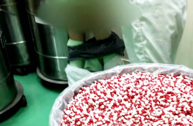 新竹縣一間上市藥廠遭爆主管濫權，在無塵室中脫褲猥褻女下屬。（中天新聞／蘇育宣翻攝）