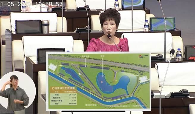 南市議員杜素吟5日在議會中，堅決反對「仁德之心」設置太陽能光電。（摘自議會直播／李宜杰台南傳真）