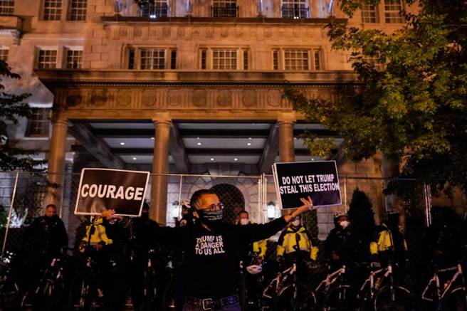 許多美國民眾聚集在白宮之外，呼籲選票計算要徹底執行，不能讓川普破壞了美國大選。（圖／路透）