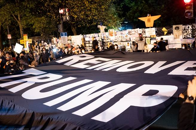 白宮外聚集了大量人群，抗議川普破壞美國選舉制度。（圖／推特@wesgra）