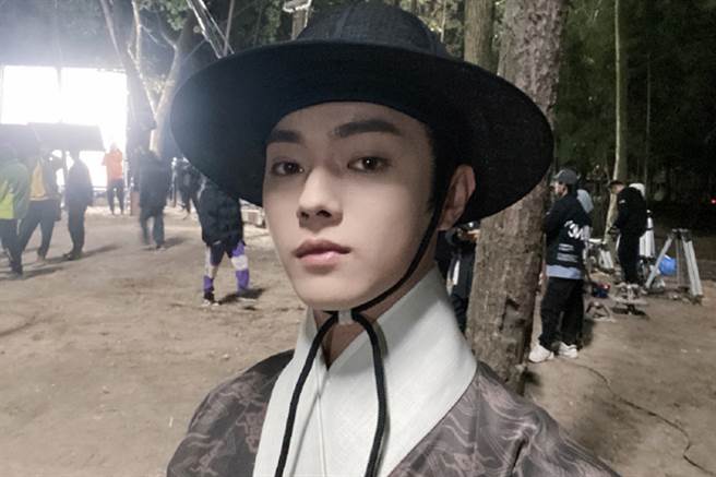 许凯正在拍摄新剧《尚食》(图/ 翻摄自许凯微博)