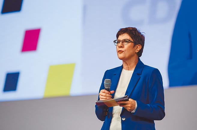 德国国防部长克朗普‧凯伦鲍尔（Annegret Kramp-Karrenbauer）对北京喊话，表示「若以非和平手段处理台湾海峡问题，都会是一次巨大的治国政策失败。」（新华社资料照）