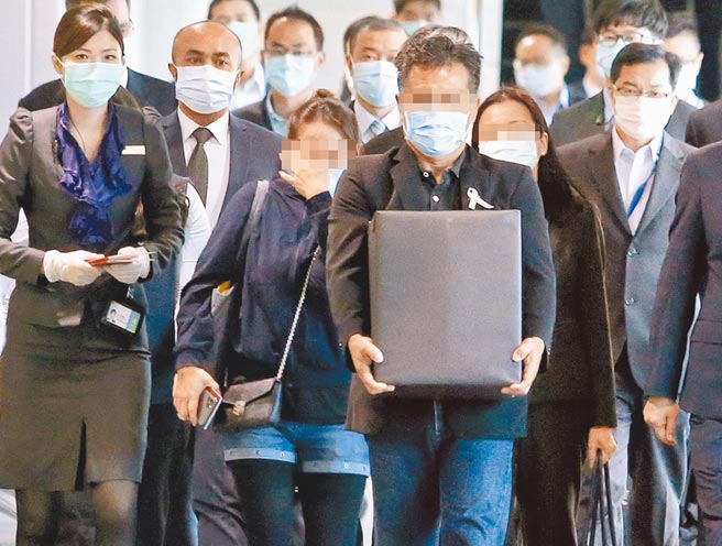 遭杀害的马来西亚籍锺姓女大生双亲（中），悲伤带着爱女的骨灰搭机离台。（中时资料照）