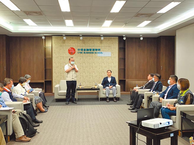 台南市副市长许育典（站立者）与中金院校长施光训举办校园安全座谈。（中金院提供／程炳璋台南传真）
