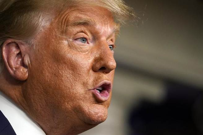 美国川普5日亲开记者会，在没有证据情况下声称若统计合法选票，他早就赢了。（美联社）