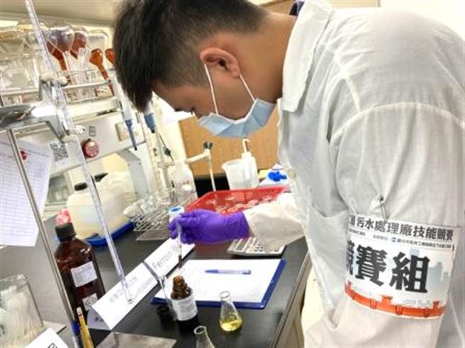 污水处理厂技能竞赛，参赛人员进行水质分析检验。(图/理财周刊提供)