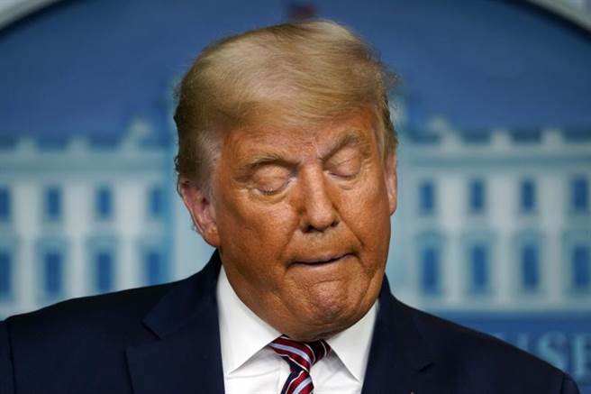 美国总统川普5日在大选之夜后首次开记者会，声称全国大选舞弊连连，若只算合法选票，他早就赢了；不过多家美媒认为川普并未提出明确证据，直接中断他的记者会直播。（美联社）