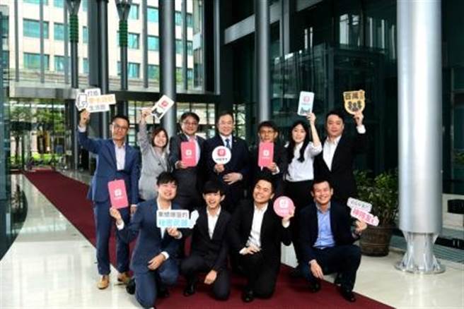 中租企业总裁辜仲立(后排中)、中租控股董事长陈凤龙(后右三)、仲信资融副总理张铭聪(后左三)与零卡团队，推展零卡生活圈。(图/理财周刊提供)