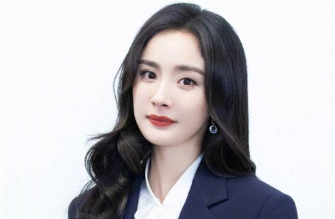 西装穿搭曝神级身材 机场辣秀抢眼漫画腿（图／摘自微博@杨幂）
