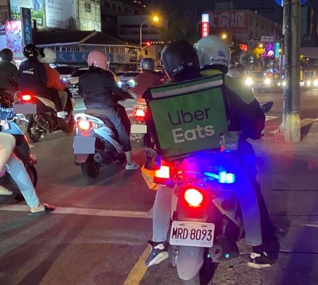 员警骑警用机车载轮胎爆胎的女外送员返家，路上出现像员警兼差当外送员，其实背后有温馨故事。（民眾提供／卢金足台中传真）