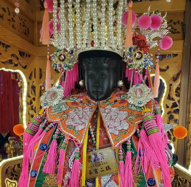 信徒在北港拍到妈祖神像开眼显灵。（陈盈仁提供／陈淑娥台中传真）