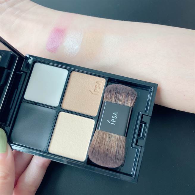 限量活现诱色脸彩盒 #01手部试色。（图／邱映慈摄影）
