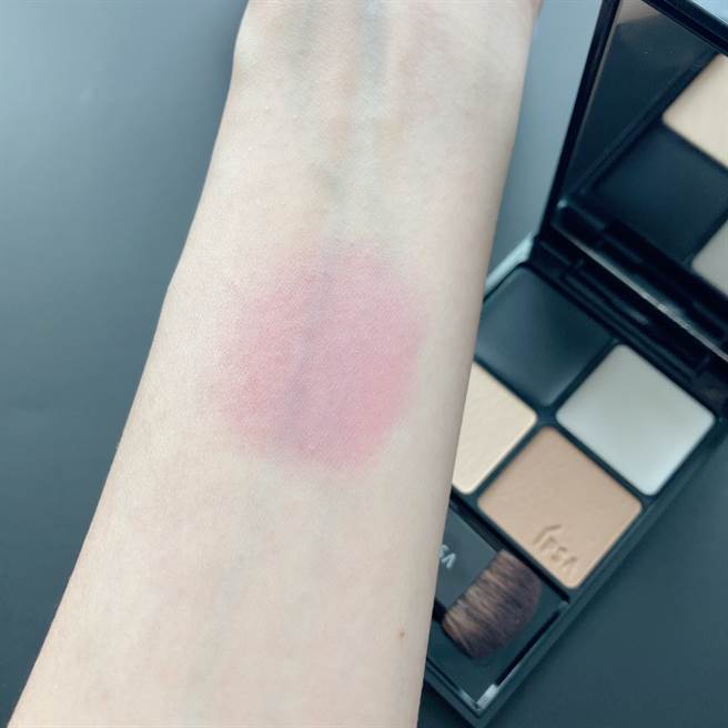 黑颊彩透过肌肤含水量能呈现每个人专属腮红色调。（图／邱映慈摄影）
