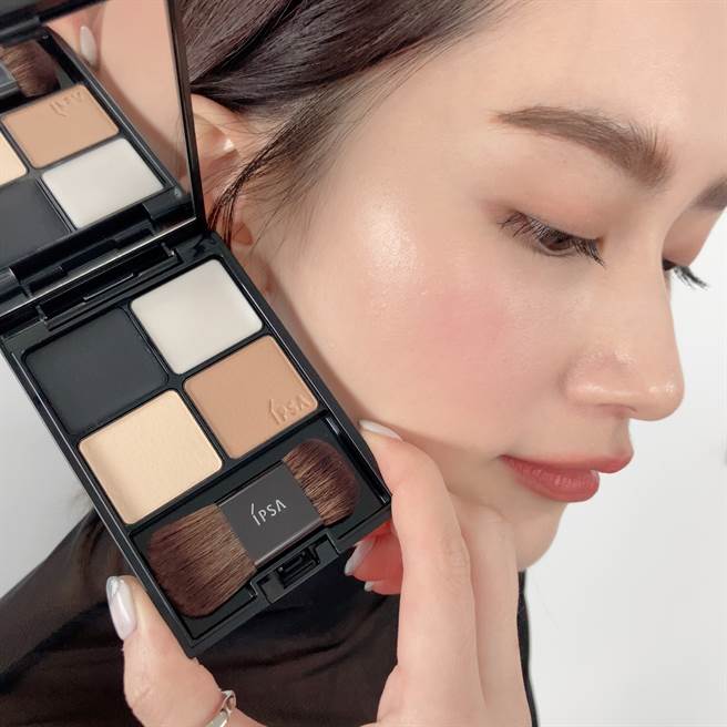 MODEL示范限量活现诱色脸彩盒 #01，打亮和腮红迭擦呈现美丽的光泽感。（图／邱映慈摄影）
