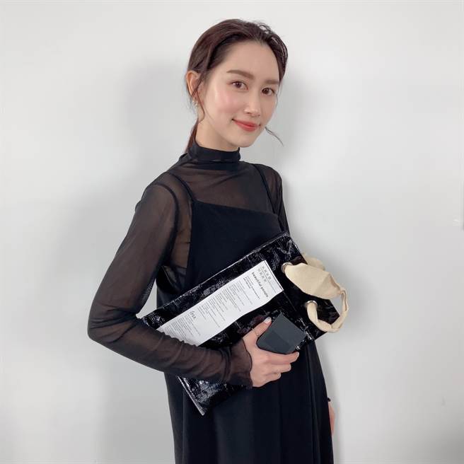 beautiful people限量联名提袋和活现诱色脸彩盒。（图／邱映慈摄影）
