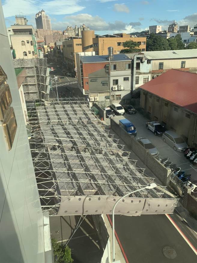 南崁派出所的鷹架因強風來襲而被吹垮。（姜霏攝）