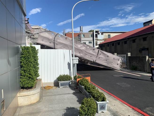 南崁路175巷目前遭警方封鎖。（姜霏攝）