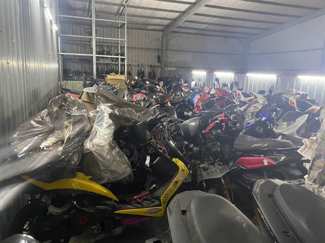 警方在解体工厂内查获大批未挂车牌的赃车及满屋子的零绵。（翻摄画面／李俊淇新北传真）