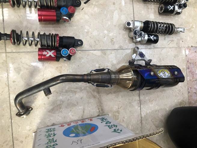 要价高达12万的「大黄蜂」排气管。（翻摄画面／李俊淇新北报导）