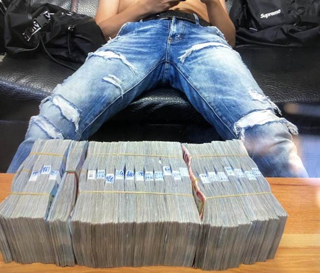 房在社交软体炫耀诈骗所得。（警方提供／陈鸿伟台北传真）