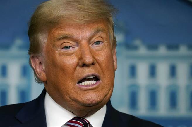 美国总统川普5日在白宫指控大选舞弊的神情。（美联社）