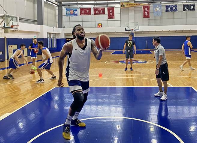 裕隆洋将克里斯马斯必须剃光头髮再来补测。(报系资料照)