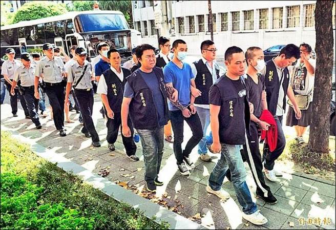 警方上午逮捕潜逃大陆以久，涉嫌在信义区夜店杀警的主嫌萧叡鸿到案。(中时资料库)