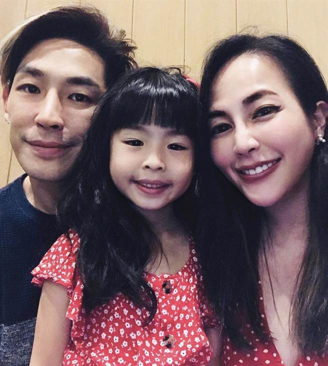 蓝钧天（左）和老婆陈羽柔育有女儿Riley。（翻摄IG）