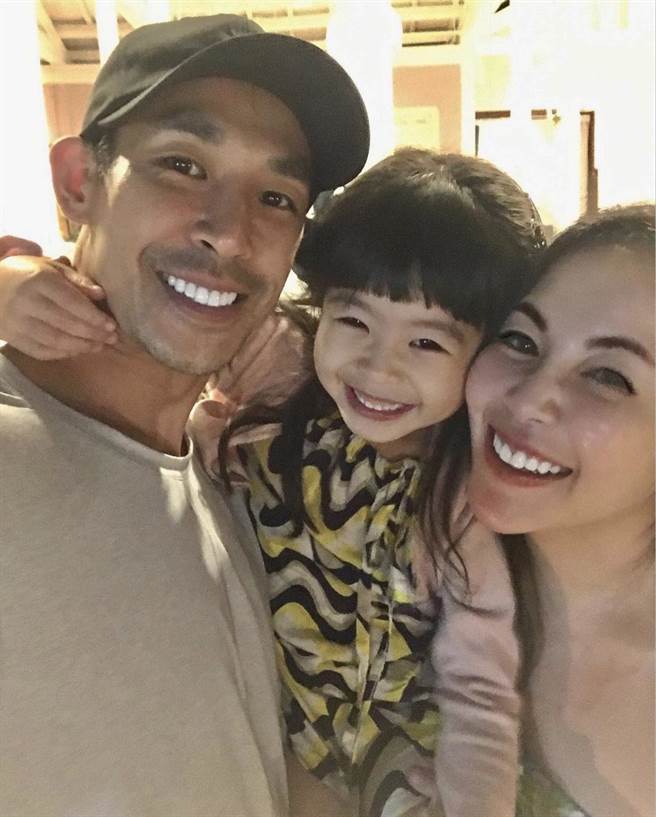 蓝钧天一家三口感情甜蜜。（翻摄IG）