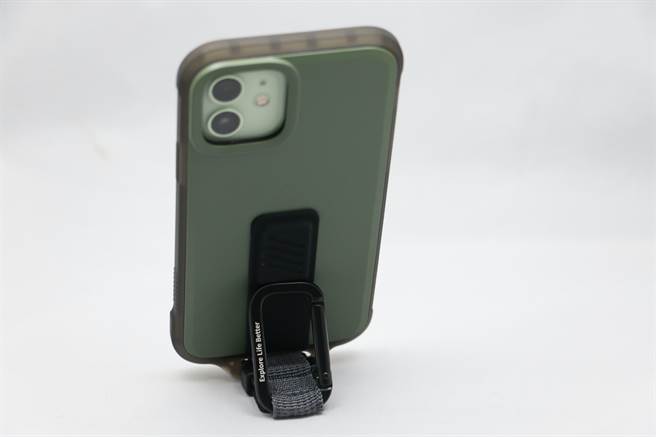 bitplay Wander Case 立扣保护壳可作立架使用，横向、直立（图）都可以轻松站立。（黄慧雯摄）