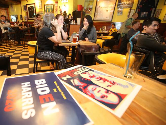 台灣在這次美國大選中過度熱情，關切的程度空前高亢，也引發部份人的心理焦慮。圖為台灣餐廳中提供大量美國大選即時訊息。（攝影／陳怡誠）　