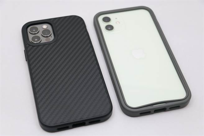 犀牛盾iPhone 12 SolidSuit与CrashGuard NX防摔边框手机壳搭配iPhone 12 Pro 以及 iPhone 12。（黄慧雯摄）