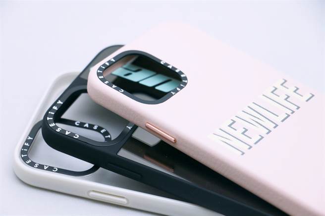 CASETiFY 不同款式的保护壳，边框与按键的设计不同。（黄慧雯摄）
