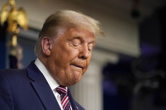 川普在未有明确证据下指控大选多处舞弊等阴谋论，美国有线电视新闻网主播古柏感嘆，现在的川普正如同被太阳晒乾却翻身不过来的肥胖乌龟，「此时他才深知自己时日不多了」。（美联社）