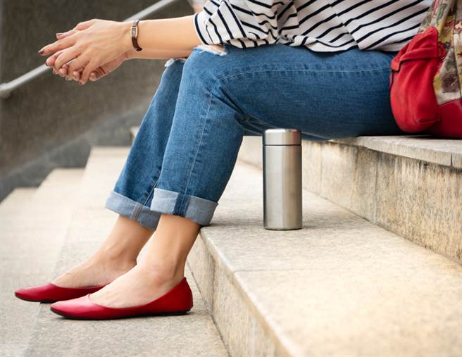 女学生在网上控诉遭偷拍，遭指控的男学生现身自嘲「社会性死亡了」，遭网友骂翻。（示意图／Shutterstock）