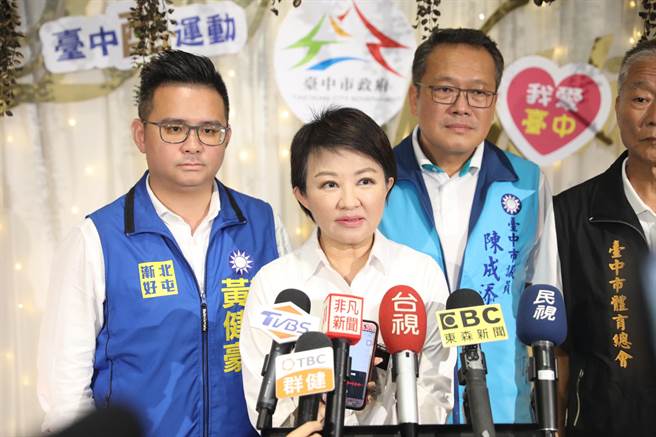 台中市長盧秀燕今晚宣布，台中捷運綠線歷任三位市長、11年時間，6日獲交通部准予營運。（盧金足攝）