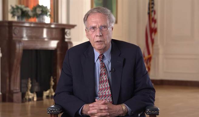 曾任駐華大使和亞太事務助理國務卿的溫斯頓．洛德認為，新一屆美國政府應繼續維持「一個中國」的模糊政策，但如果朝著建交或締結安全條約，消除戰略模糊，這樣做會極具挑釁性，可能導致與中國的衝突。（圖／尼克森基金會）