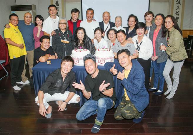 眾演员为龙天翔庆生。（吴松翰摄）