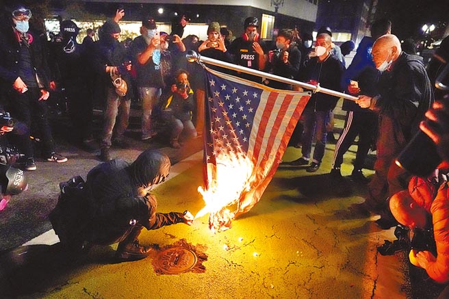 美国大选开票后不平静，示威者在俄州点燃国旗抗议选举不公。大陆外交部昨称希望美国新政府仍一改反中态度，举大陆相向而行。（美联社）