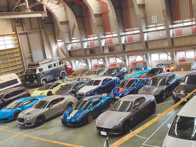 有「百亿总裁」之称的庄周文在彰化落网，警方5日查扣庄名下13辆蓝宝坚尼、法拉利、劳斯莱斯等豪华房车和超跑，其中1辆麦拉伦限量跑车市价上亿元，全部载运回警局运动场保管。（张妍溱摄）