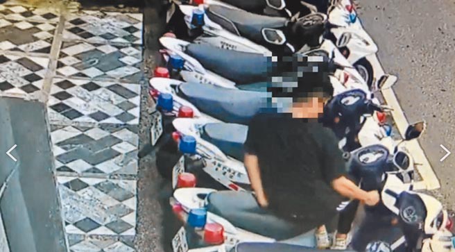 17岁王姓少年疑不满友人被警方带走，竟用3秒胶破坏8辆警用机车。（警方提供／罗亦晽花莲传真）