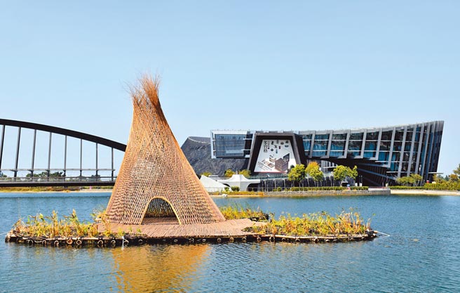 新兴地域建筑师甘铭源以大件竹编作品《忘筌．舍筏》呼应南院广大的水域空间。（吕妍庭摄）