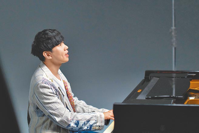 林俊傑拍攝新歌〈最嚮往的地方〉MV，現場彈奏鋼琴。（華納音樂提供）