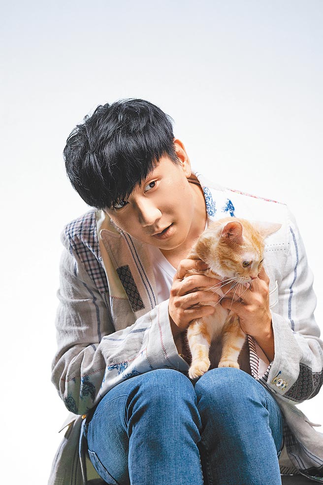 林俊傑抱著可愛貓咪一同拍攝新歌〈最嚮往的地方〉MV。（華納音樂提供）