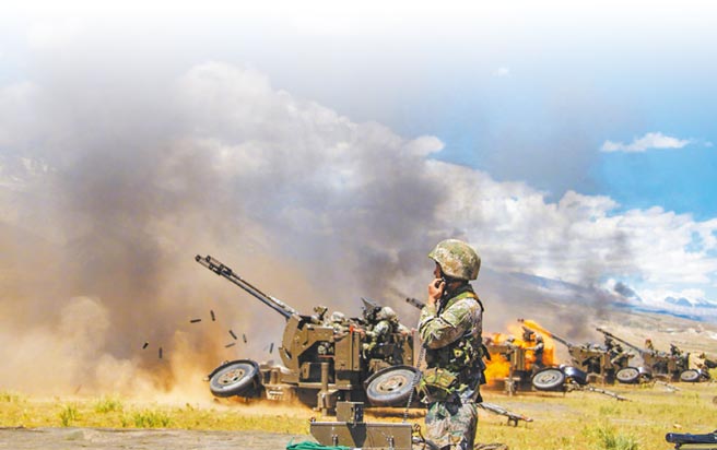 中印边界衝突后，大陆解放军西藏军区组织部队展开的陆空联合拔点战斗演练。（取自微博＠解放军报）